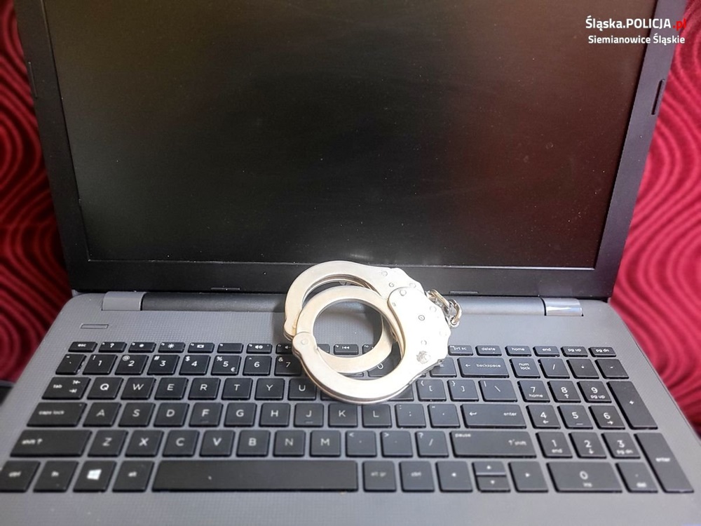 Policjanci odzyskali przywłaszczonego laptopa. Złodziej okazał się być poszukiwanym!