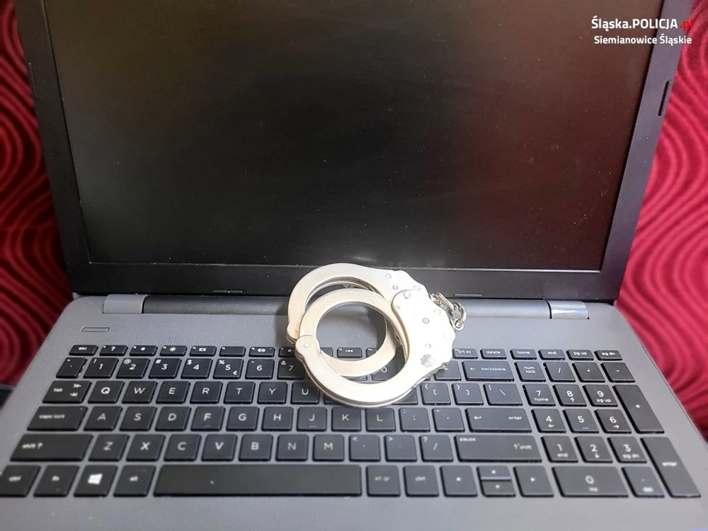 Policjanci odzyskali przywłaszczonego laptopa. Złodziej okazał się być poszukiwanym!