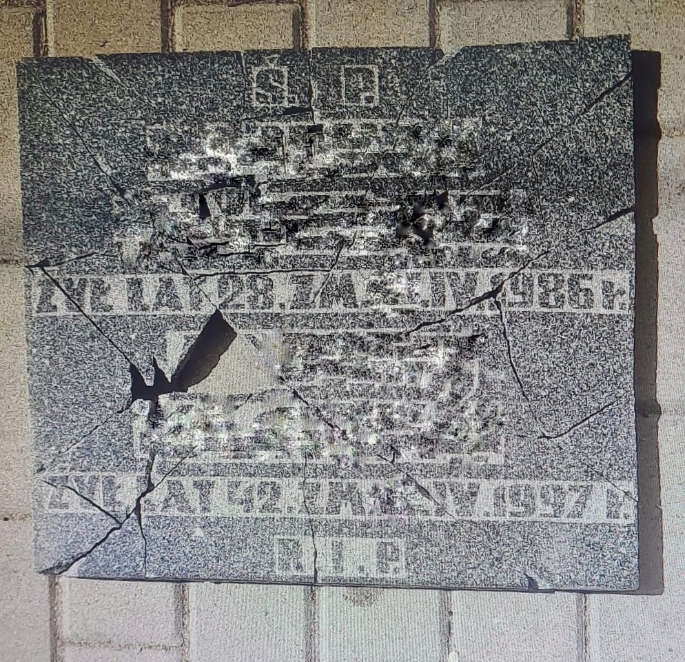 Wyrzucone płyty nagrobne w Siemianowicach Śląskich. Ustalono sprawcę wykroczenia!