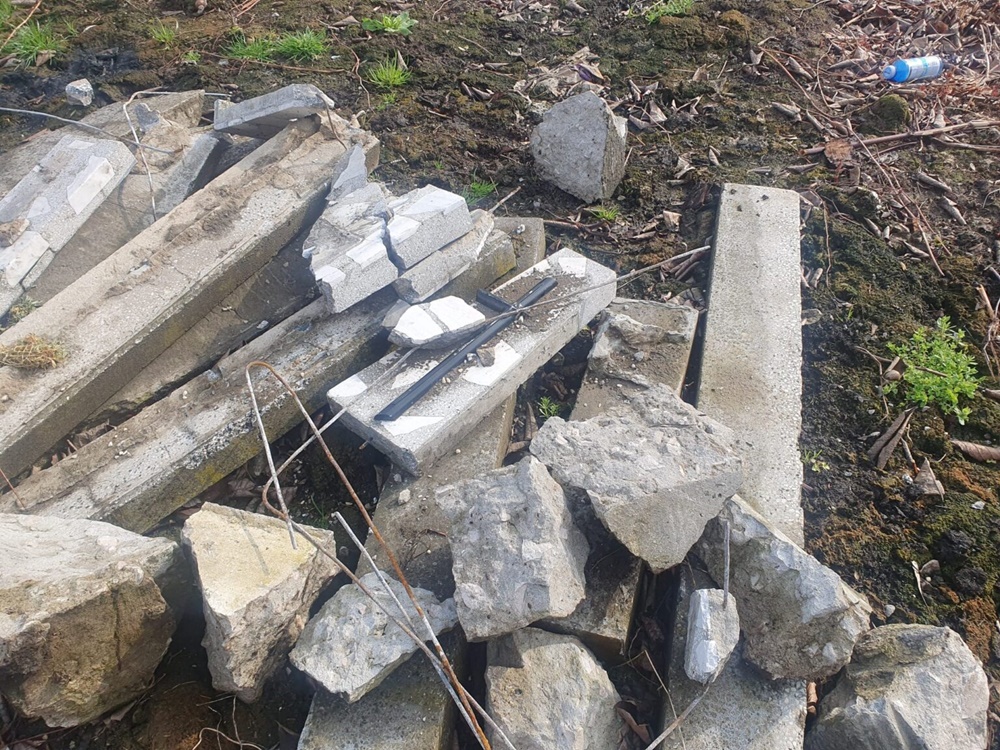 Wyrzucone płyty nagrobne w Siemianowicach Śląskich. Ustalono sprawcę wykroczenia!