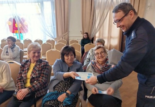 Siemianowicki dzielnicowy o bezpieczeństwie w Uniwersytecie Trzeciego Wieku