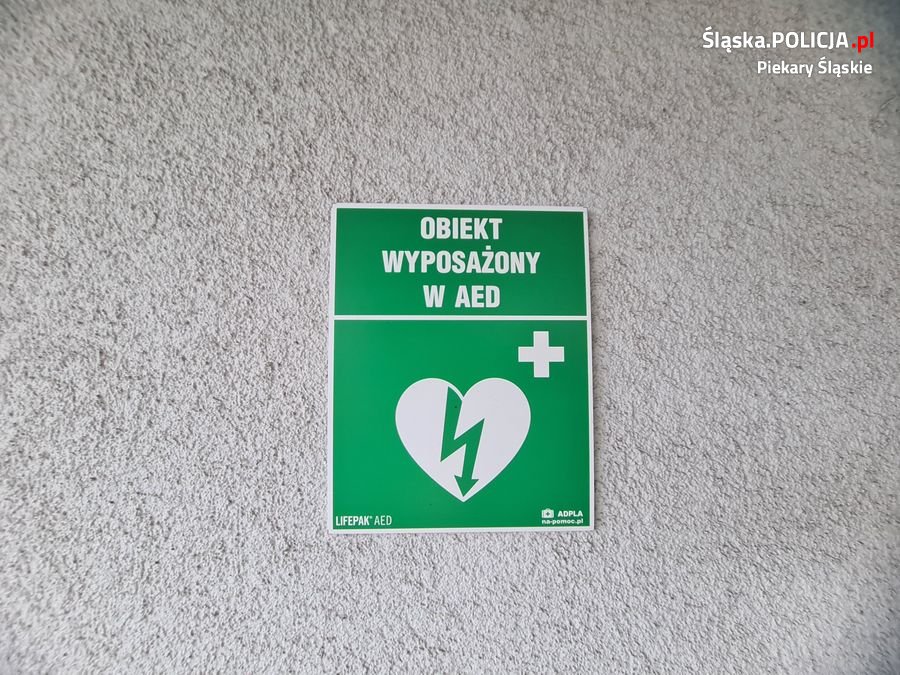 Czy wiesz, że piekarska Policja ma w budynku AED?