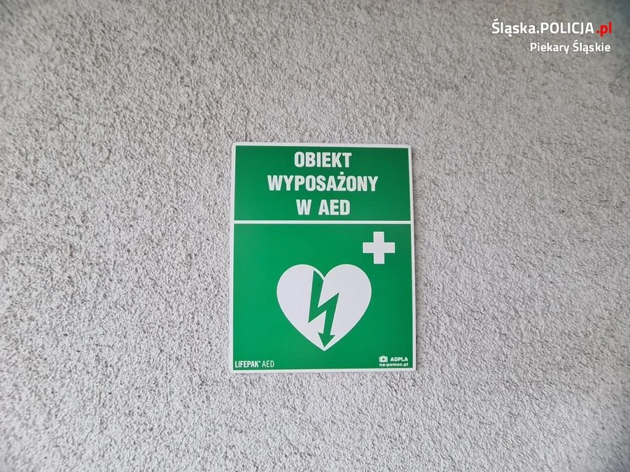 Czy wiesz, że piekarska Policja ma w budynku AED?