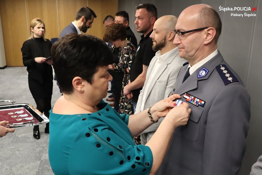 Piekary Śląskie: Asp. szt. Tomasz Muskała odznaczony odznaką Ministra Zdrowia!