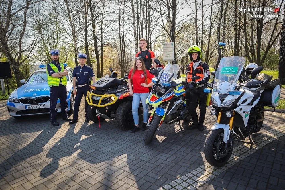 Motocyklowe rozpoczęcie sezonu w Piekarach Śląskich z policjantami