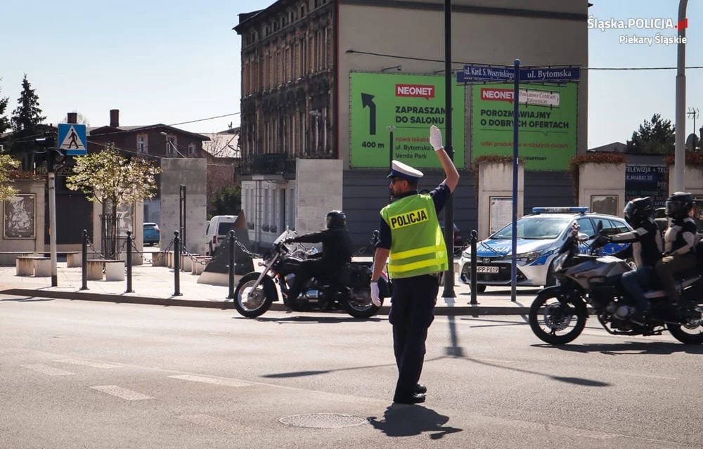 Motocyklowe rozpoczęcie sezonu w Piekarach Śląskich z policjantami