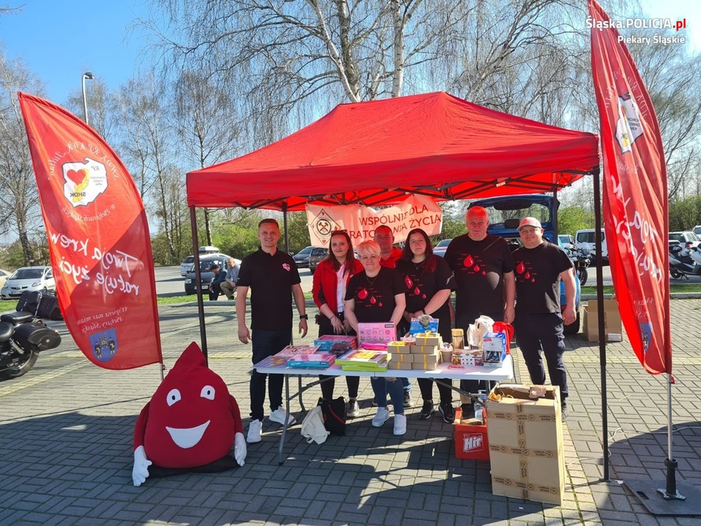 Motocyklowe rozpoczęcie sezonu w Piekarach Śląskich z policjantami