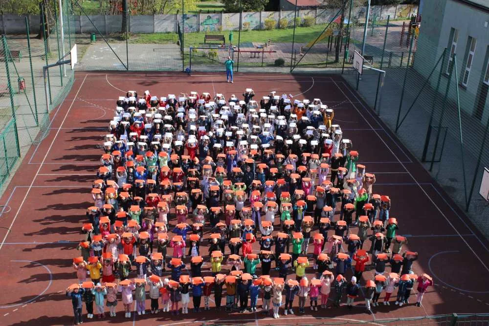 Piekarzanie uformowali "Żywe Flagi"!