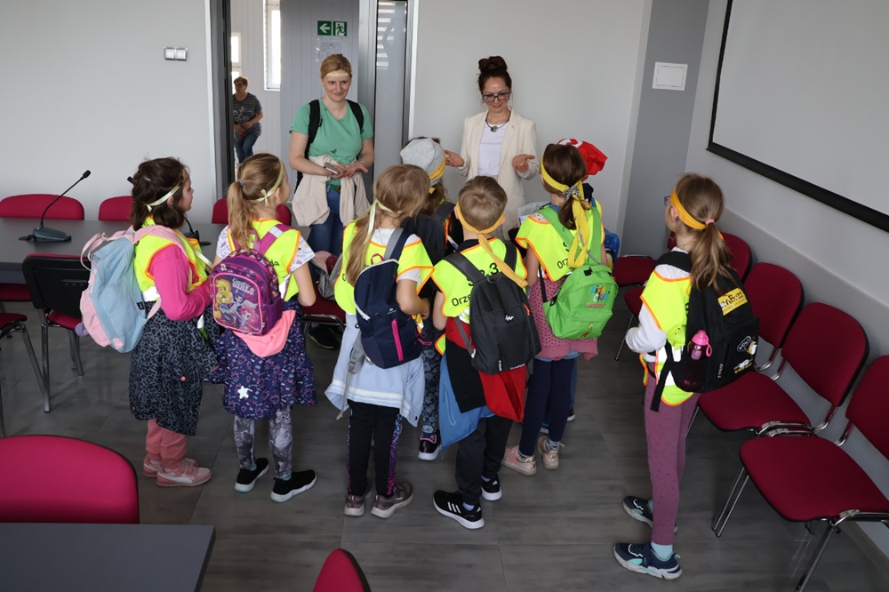 Uczniowie biorący udział w grze miejskiej odwiedzili Urząd Miasta Orzesze