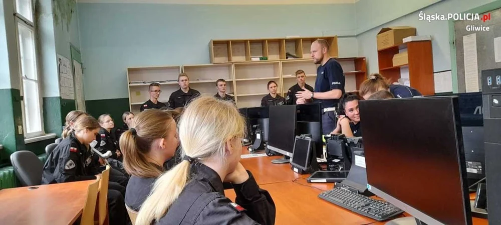 Klasa mundurowa miała zajęcia w gliwickiej komendzie