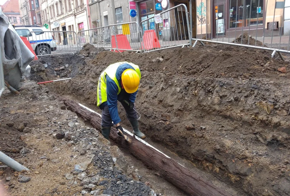 Bytom: Archeologiczne odkrycie na ul. Piekarskiej. To drewniany wodociąg z XIX wieku