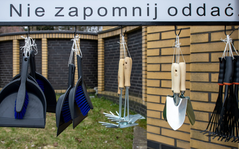 Bytom: Na cmentarzu komunalnym działa wypożyczalnia akcesoriów do prac porządkowych