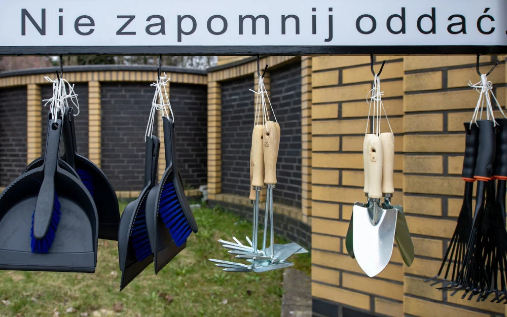 Bytom: Na cmentarzu komunalnym działa wypożyczalnia akcesoriów do prac porządkowych