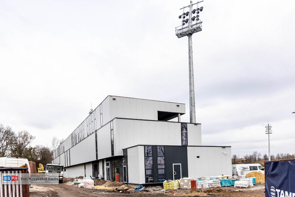 Trwa budowa obiektu piłkarskiego Polonii Bytom. Zakończono prace przy elewacji budynku