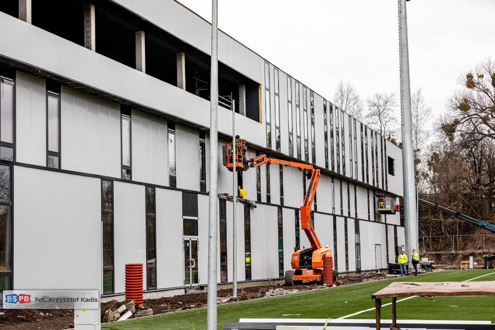 Trwa budowa obiektu piłkarskiego Polonii Bytom. Zakończono prace przy elewacji budynku