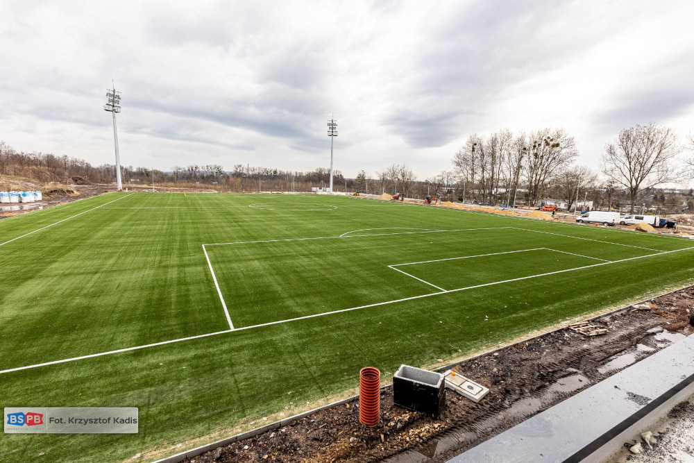 Trwa budowa obiektu piłkarskiego Polonii Bytom. Zakończono prace przy elewacji budynku