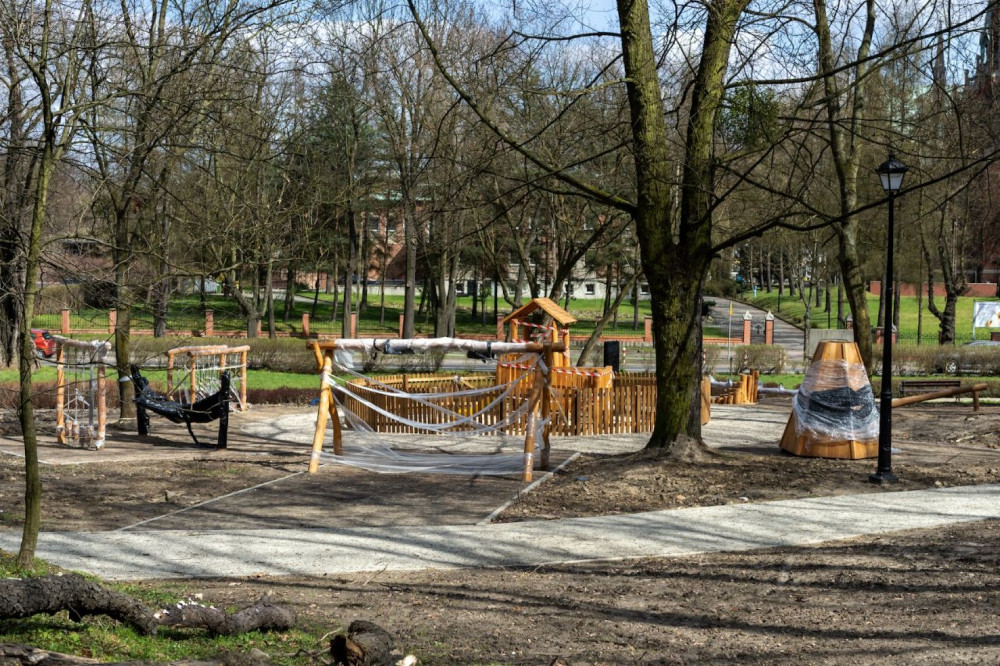 Bytom: Prace przy montażu oświetlenia, budowie alejek i strefy rekreacji w Parku Ludowym