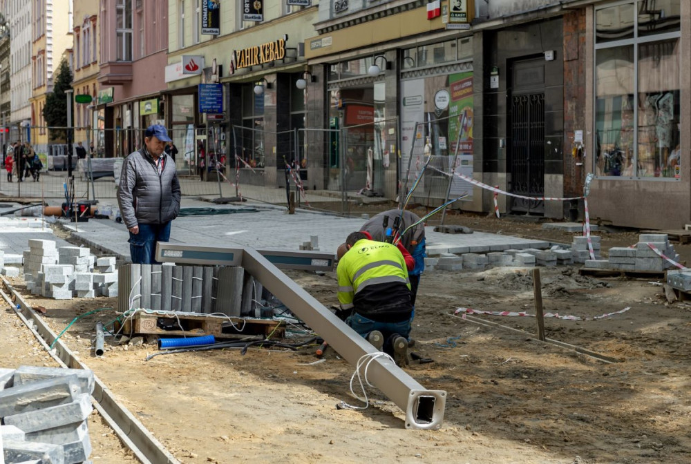Bytom: Nowe drzewa i latarnie pojawiają się na ul. Dworcowej