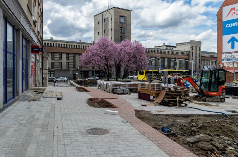 Bytom: Nowe drzewa i latarnie pojawiają się na ul. Dworcowej