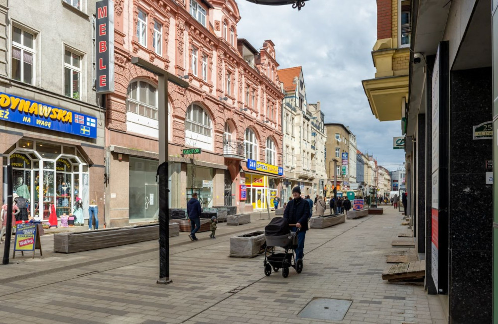 Bytom: Nowe drzewa i latarnie pojawiają się na ul. Dworcowej
