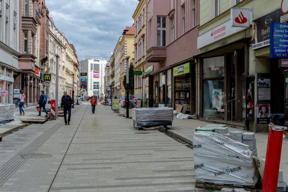 Bytom: Nowe drzewa i latarnie pojawiają się na ul. Dworcowej