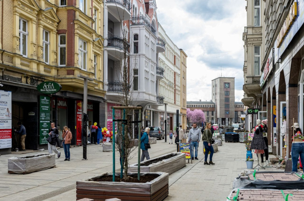 Bytom: Nowe drzewa i latarnie pojawiają się na ul. Dworcowej