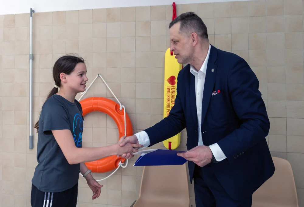 Zastępca prezydenta Bytomia pogratulował sukcesów młodym pływakom