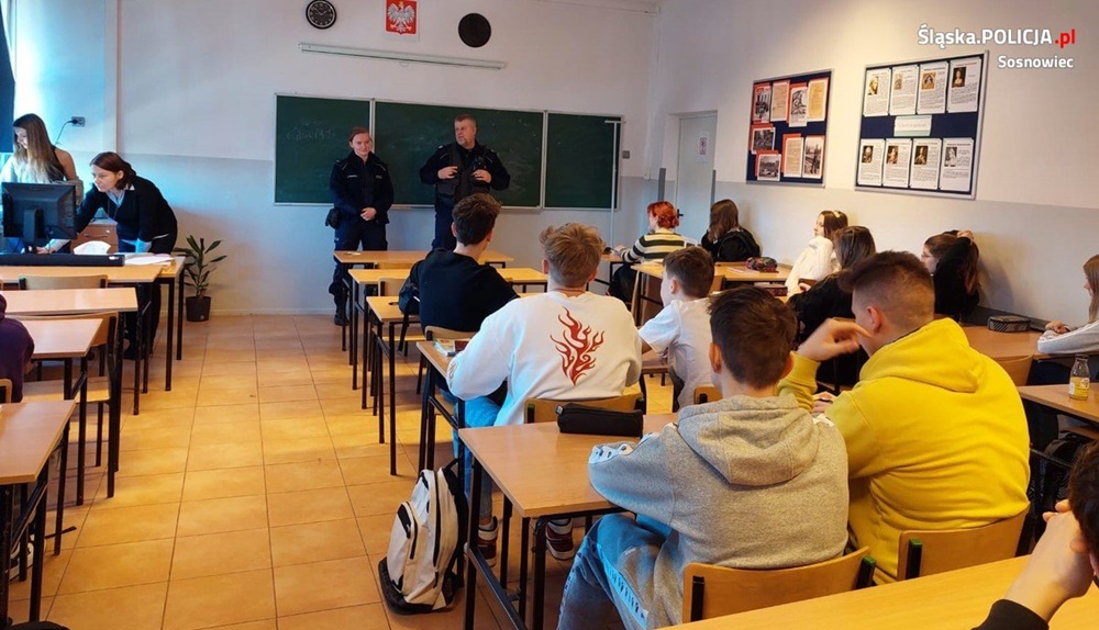 Policjanci z uczniami IX LO w Sosnowcu rozmawiali o przemocy