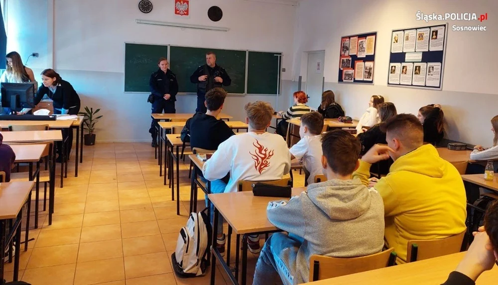 Policjanci z uczniami IX LO w Sosnowcu rozmawiali o przemocy