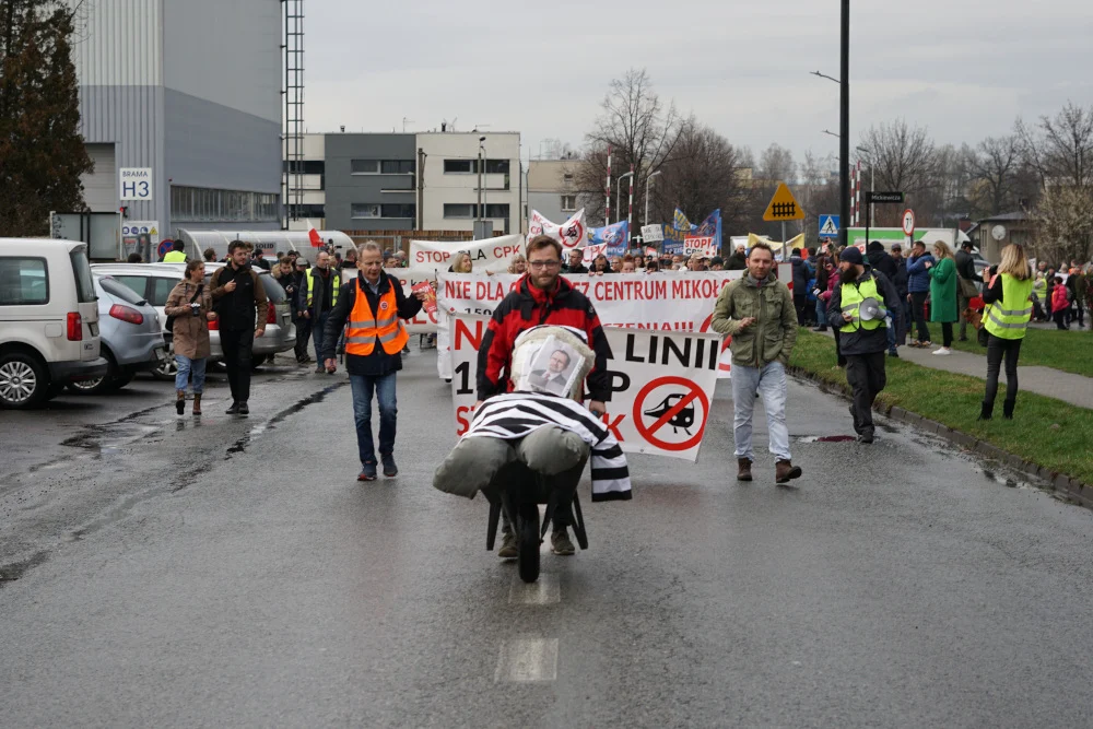 [FOTO] Mikołów: Protest przeciw CPK/KDP za nami. W akcji wzięło udział ponad tysiąc osób
