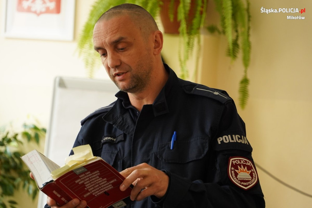 Mikołów: Policyjny profilaktyk rozmawiał z młodzieżą o konsekwencjach agresji rówieśniczej
