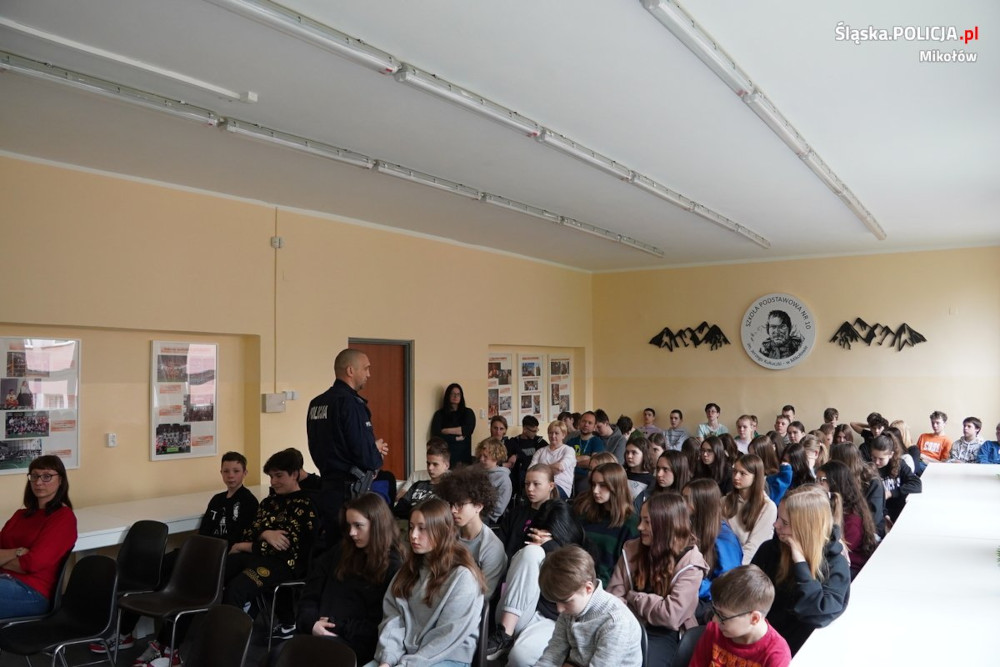 Mikołów: Policyjny profilaktyk rozmawiał z młodzieżą o konsekwencjach agresji rówieśniczej