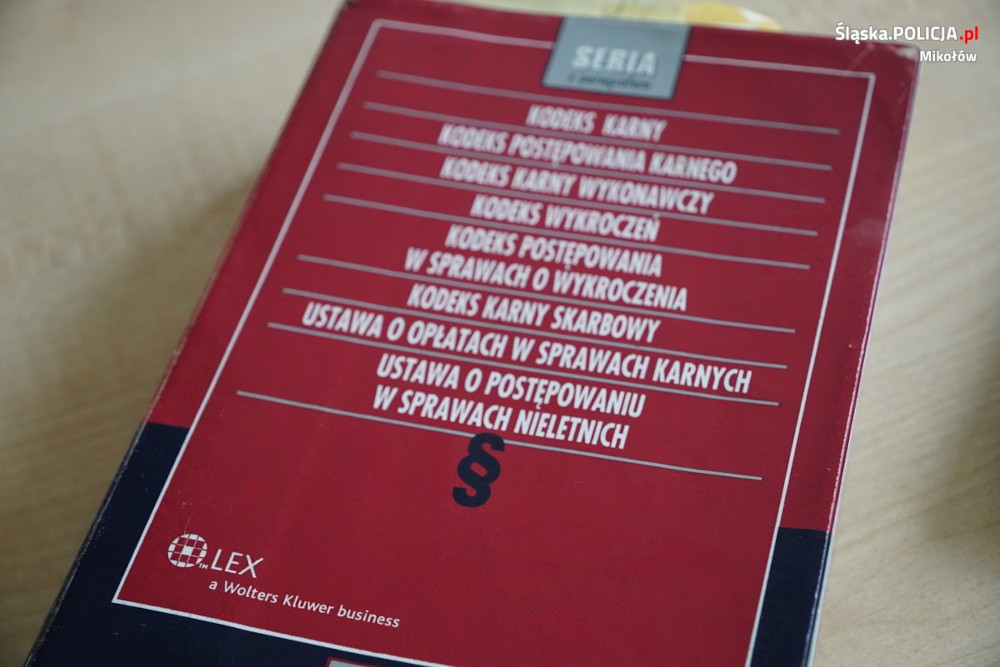 Mikołów: Policyjny profilaktyk rozmawiał z młodzieżą o konsekwencjach agresji rówieśniczej