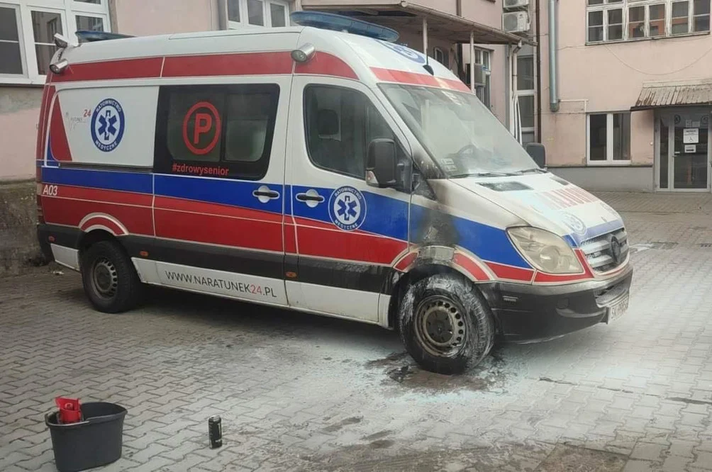 Pod Szpitalem św. Józefa zapaliła się karetka. Interweniowali strażacy