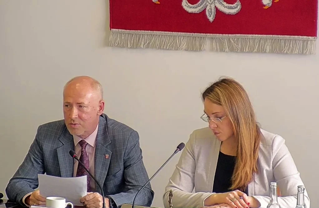 Mikołów: O polityce senioralnej i sytuacji Centrum Zdrowia podczas sesji Rady Powiatu
