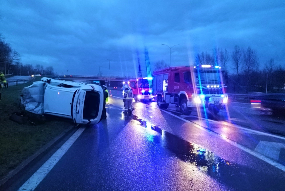 Katowice: Dachowanie osobówki na DTŚ w stronę Chorzowa