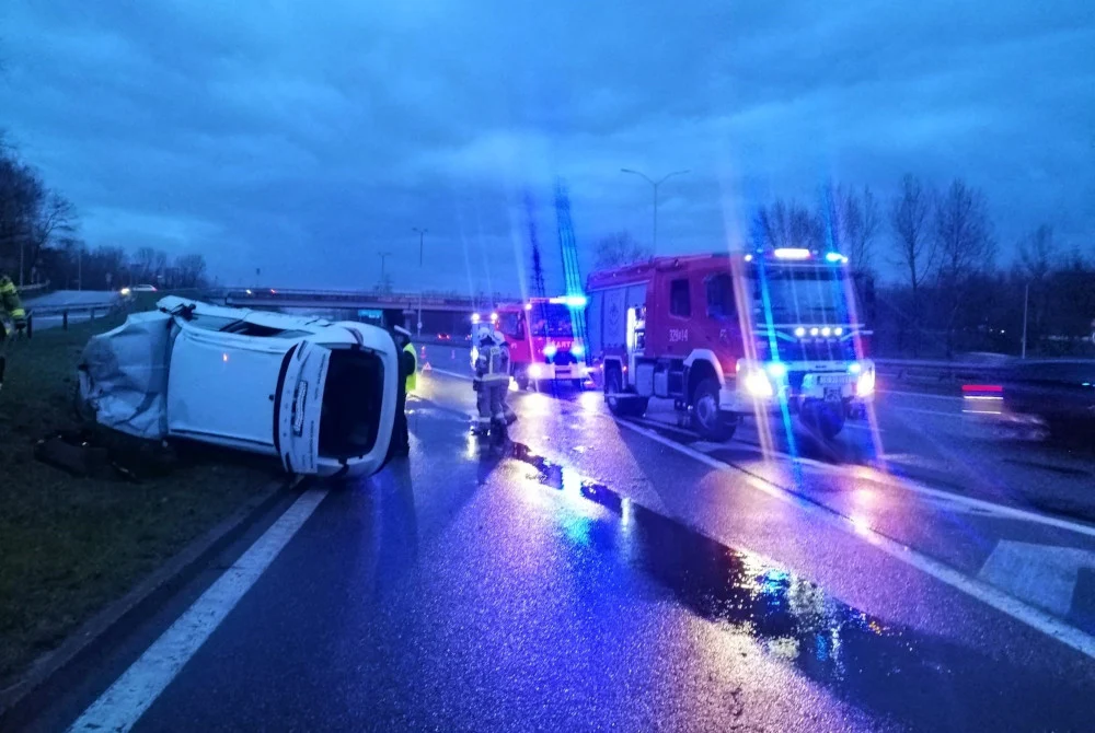 Katowice: Dachowanie osobówki na DTŚ w stronę Chorzowa