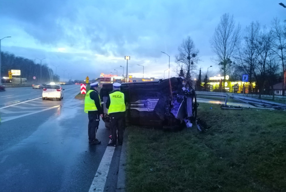 Katowice: Dachowanie osobówki na DTŚ w stronę Chorzowa