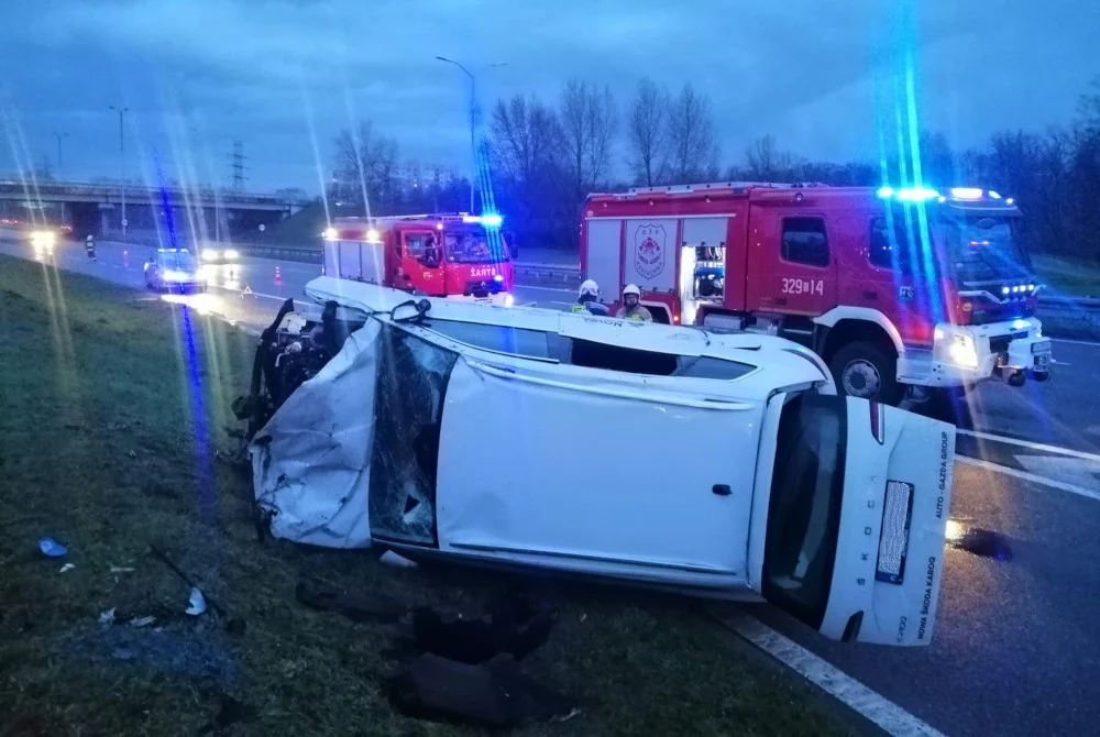 Dachowanie osobówki na DTŚ w stronę Chorzowa. Kierowca opuścił pojazd o własnych siłach