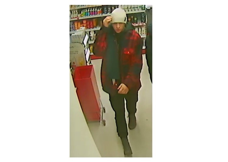 Ukradł perfumy o wartości ponad 700 złotych. Rozpoznajesz go?