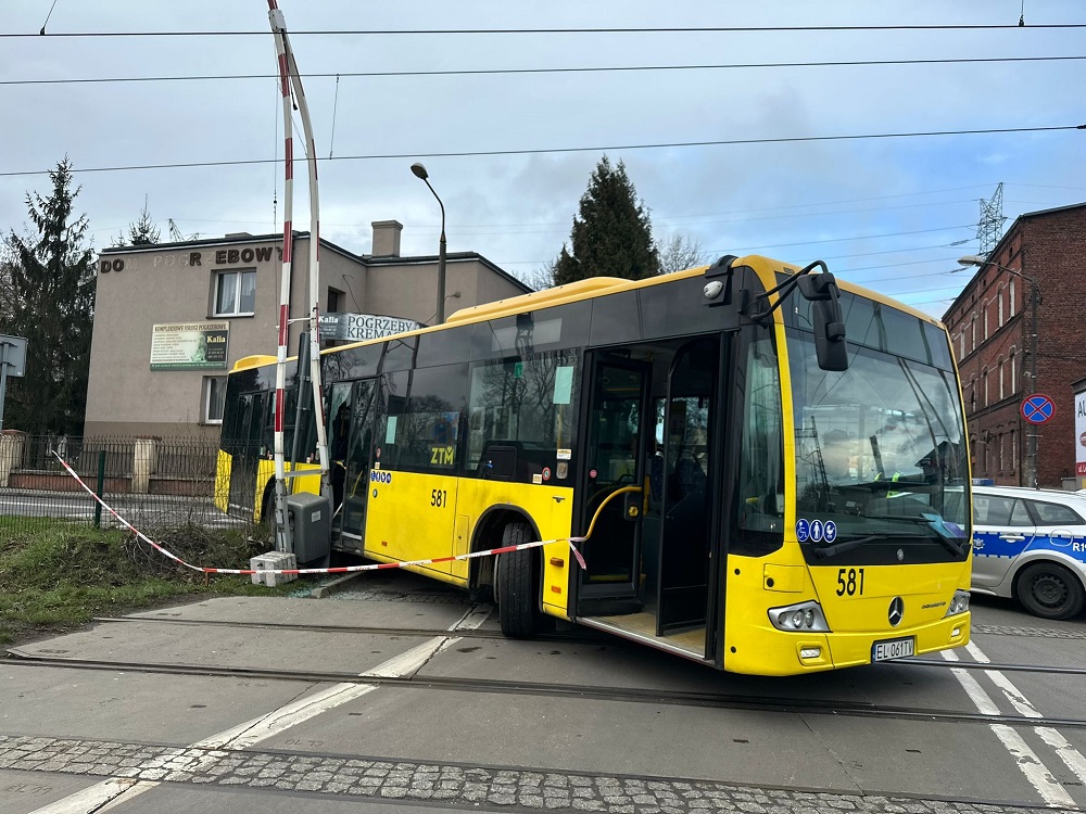 Katowice: Autobus miejski linii 581 uszkodził szlaban kolejowy