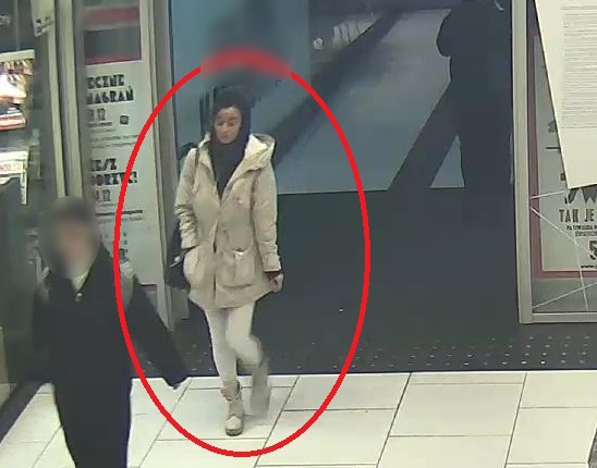 Uszkodziła ciało 71-latki. Rozpoznajesz tą kobietę?