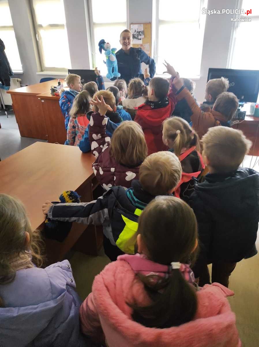 Przedszkolaki odwiedziły katowickich policjantów
