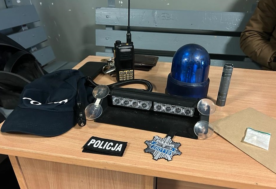 Miał w pojeździe urządzenia stanowiącego wyposażenie policyjnego radiowozu i... amfetaminę