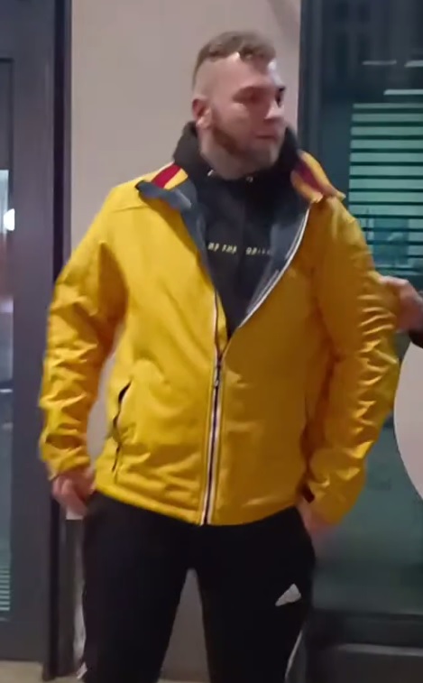 Ten mężczyzna podejrzewany jest o uszkodzenie ciała 43-latka. Rozpoznajesz go?