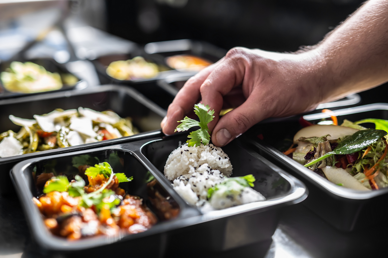 Dieta pudełkowa w Katowicach – dlaczego warto konsultować dietę pudełkową z dietetykiem?