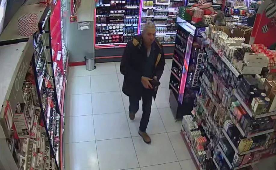 Ukradł kosmetyki w drogerii. Rozpoznajesz go?