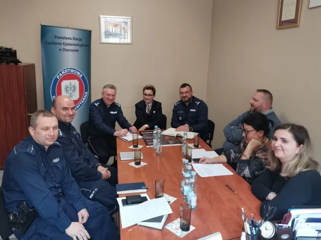 Komendanci z Chorzowa i  Świętochłowic na spotkaniu dotyczącym nowych rodzajów narkotyków