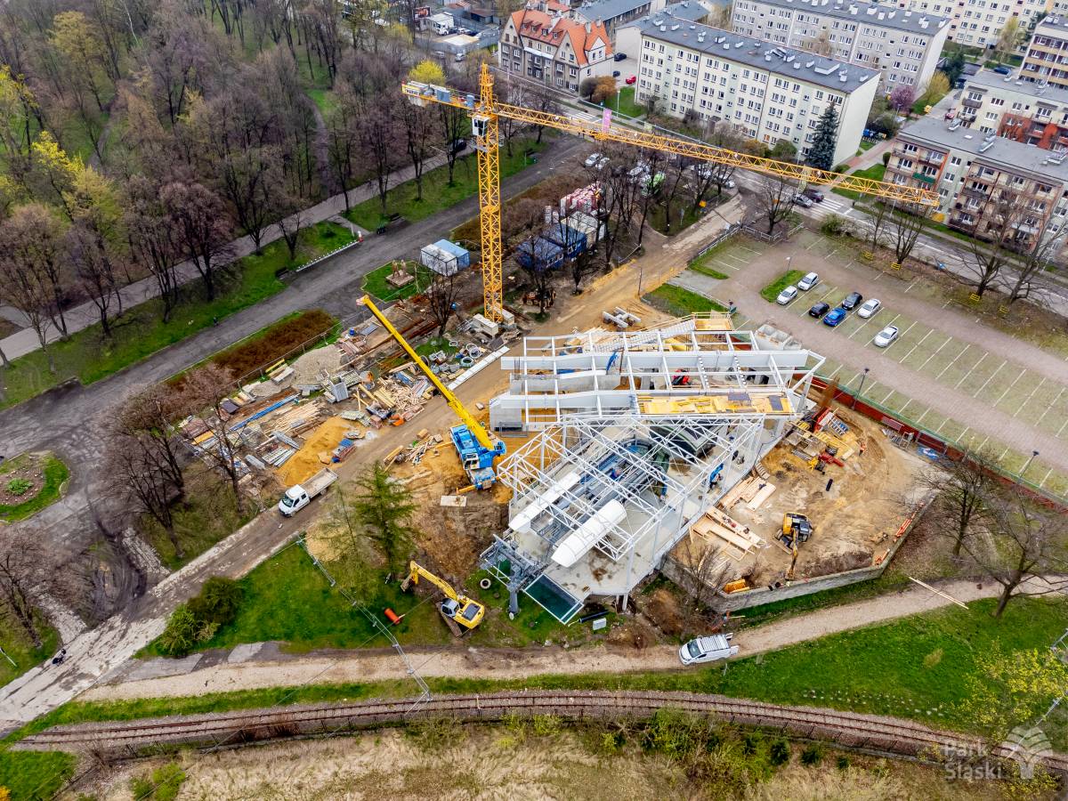 Nowe stacje Kolejki Elki rosną w oczach