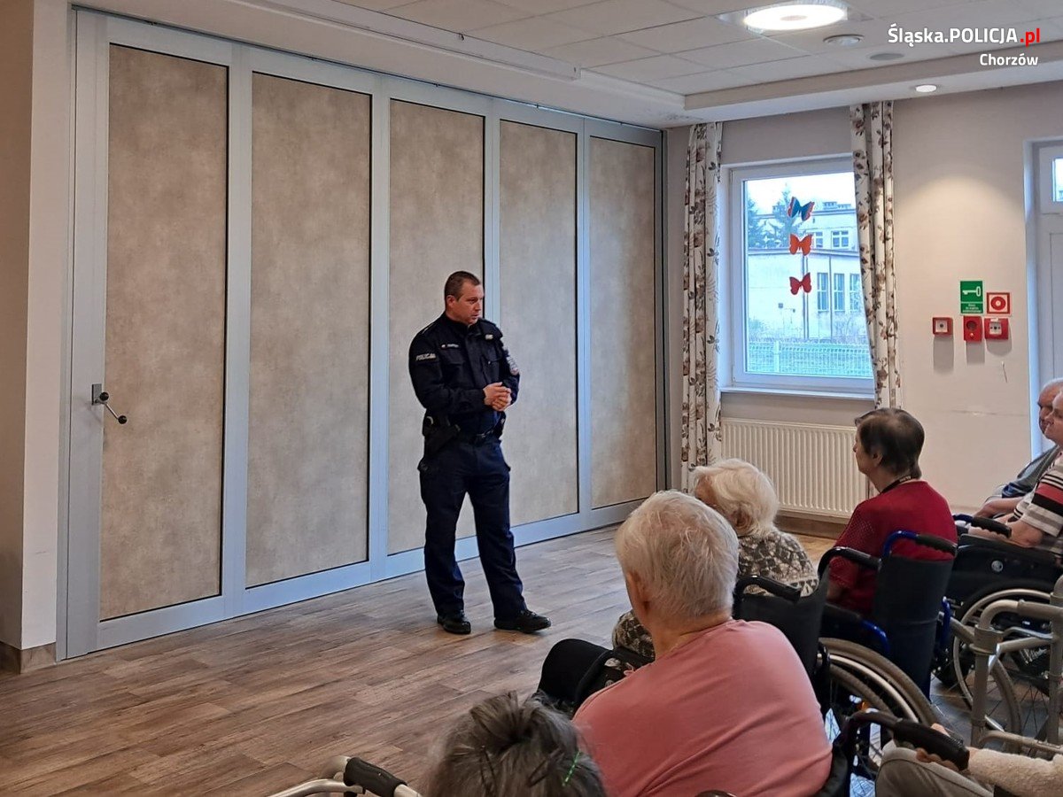 Policjanci spotkali się z młodzieżą oraz chorzowskimi seniorami
